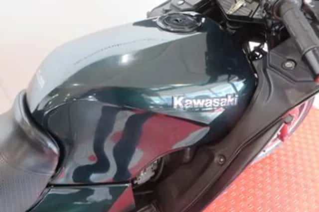Kawasaki GTR 1000 (1998) thumbnail 5