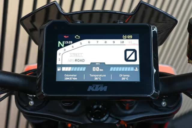 KTM 1290 SuperDuke R (2022) thumbnail 2