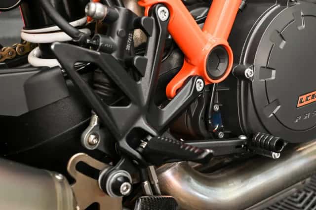 KTM 1290 SuperDuke R (2022) thumbnail 5