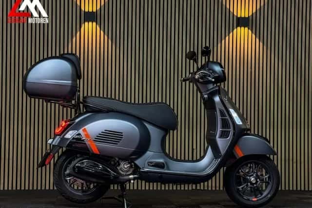 Vespa GTS 300 Super (2024) thumbnail 2