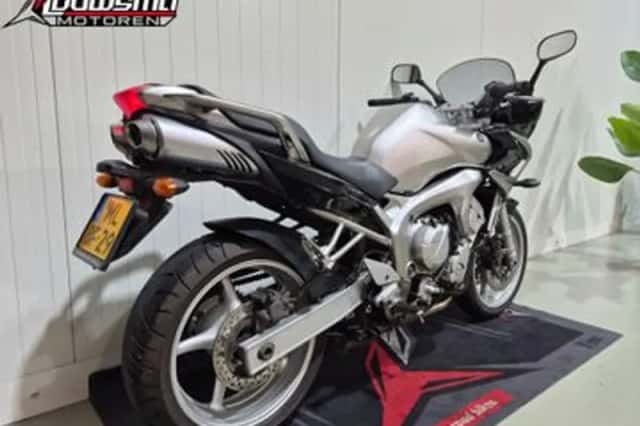Yamaha FZS 600 Fazer (2004) thumbnail 4
