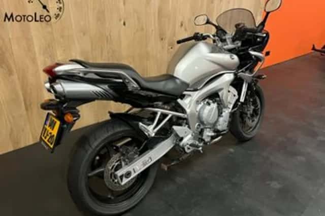 Yamaha FZS 600 Fazer (2004) thumbnail 2