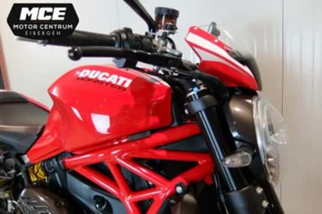 Ducati Monster 1200 R (2016) thumbnail 3