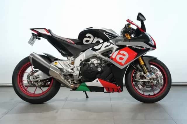 Aprilia RSV4 (2015) thumbnail 1