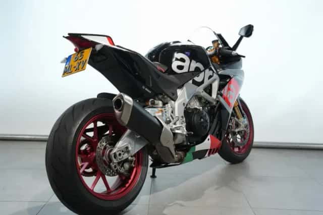 Aprilia RSV4 (2015) thumbnail 6