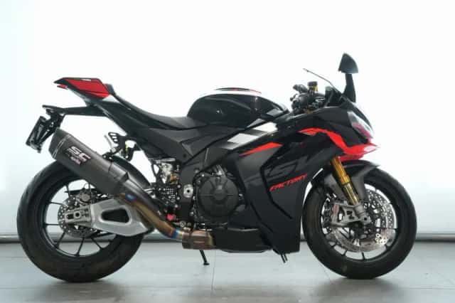 Aprilia RSV4 1100 Factory (2025) thumbnail 1