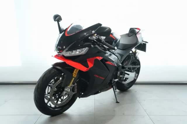 Aprilia RSV4 1100 Factory (2025) thumbnail 3