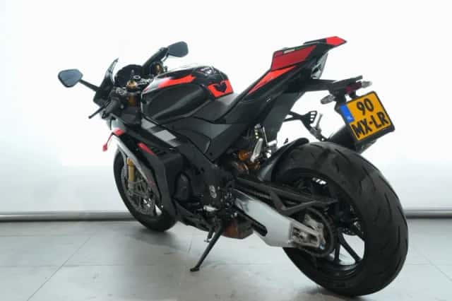 Aprilia RSV4 1100 Factory (2025) thumbnail 5