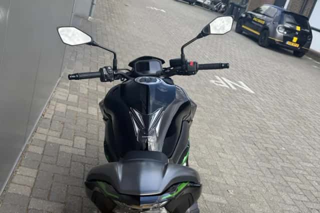 Kawasaki Z900 (2024) thumbnail 6
