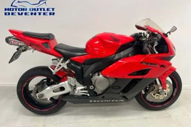 Honda CBR 1000 RR Fireblade (2004) thumbnail 1