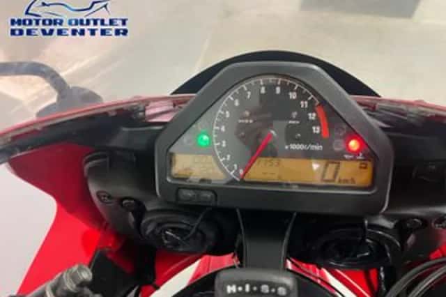 Honda CBR 1000 RR Fireblade (2004) thumbnail 2