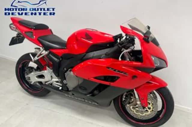 Honda CBR 1000 RR Fireblade (2004) thumbnail 3