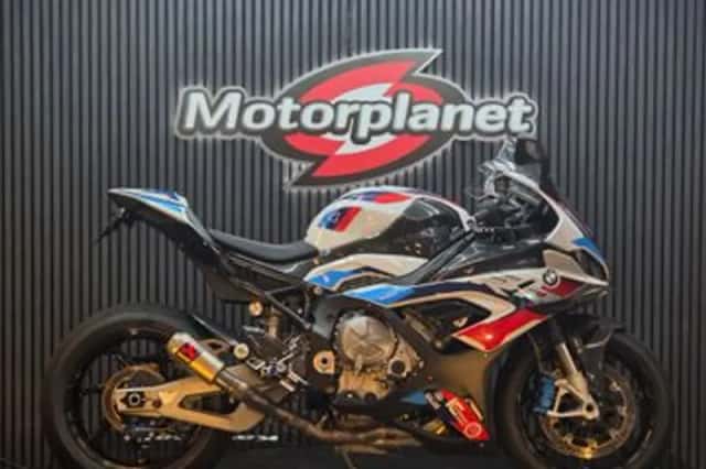 BMW M 1000 RR (2022) thumbnail 1