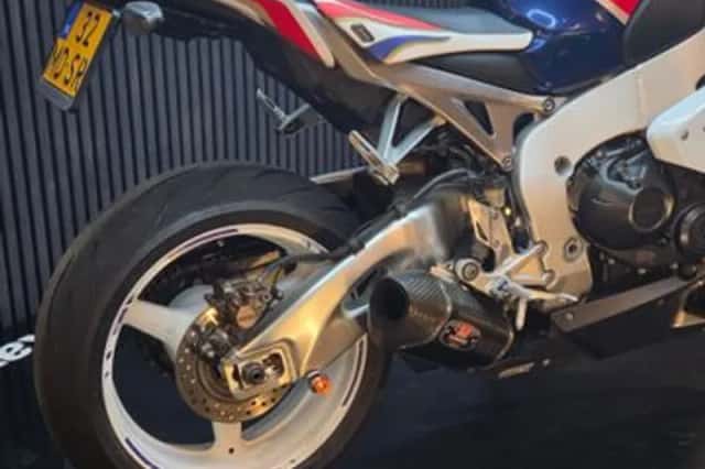 Honda CBR 1000 RR Fireblade (2011) thumbnail 3