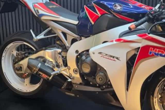 Honda CBR 1000 RR Fireblade (2011) thumbnail 4