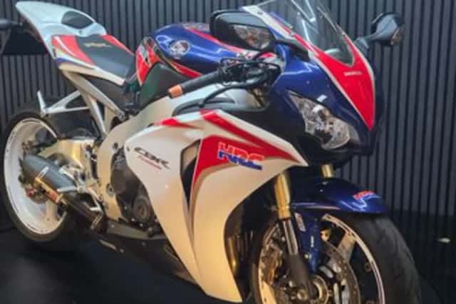 Honda CBR 1000 RR Fireblade (2011) thumbnail 5