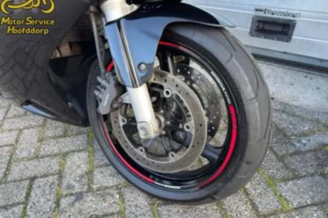 Honda CBR 1100 XX Super Blackbird (1997) thumbnail 2