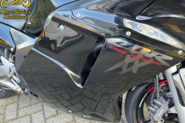 Honda CBR 1100 XX Super Blackbird (1997) thumbnail 3