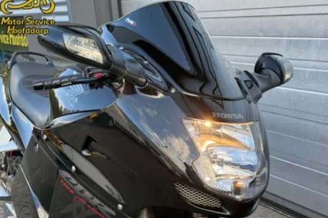 Honda CBR 1100 XX Super Blackbird (1997) thumbnail 4