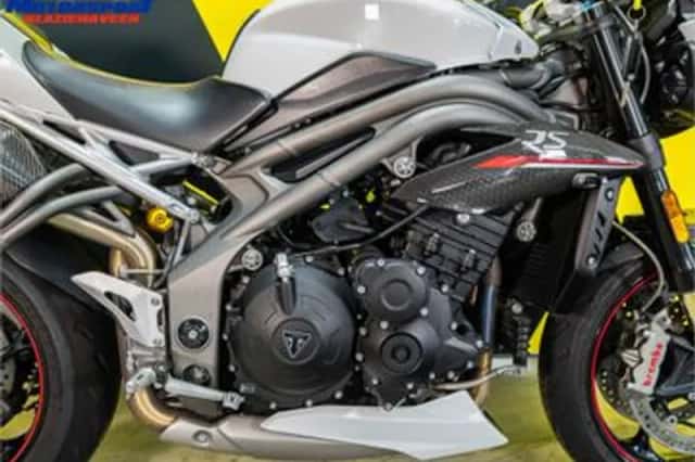 Triumph Speed Triple RS (2018) thumbnail 4