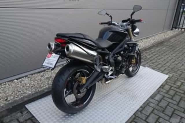 Triumph Street Triple (2010) thumbnail 3