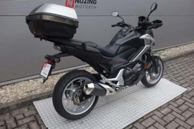 Honda NC750X (2016) thumbnail 3