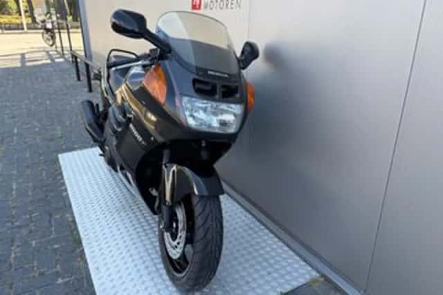 Honda CBR 1000 F (1993) thumbnail 4