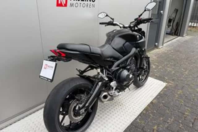 Yamaha MT-09 (2017) thumbnail 3