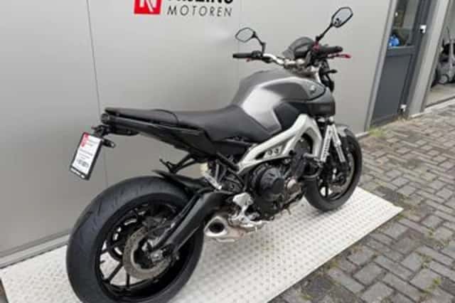 Yamaha MT-09 (2014) thumbnail 3
