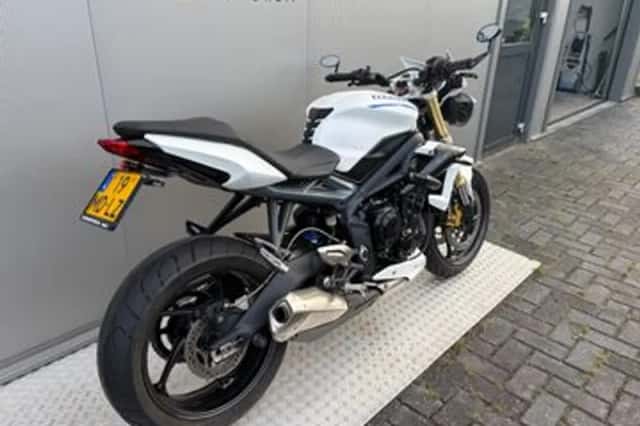 Triumph Street Triple (2013) thumbnail 3