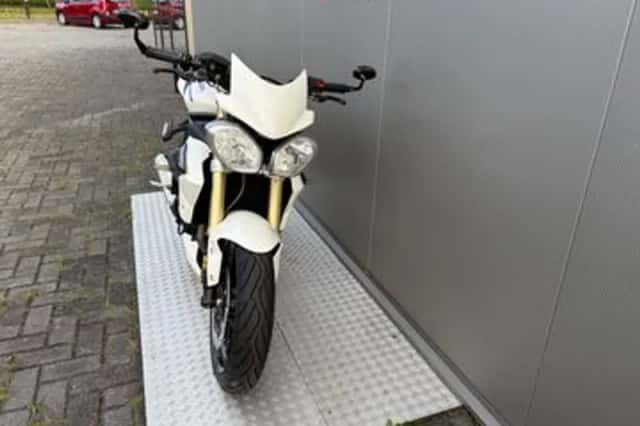 Triumph Street Triple (2013) thumbnail 4