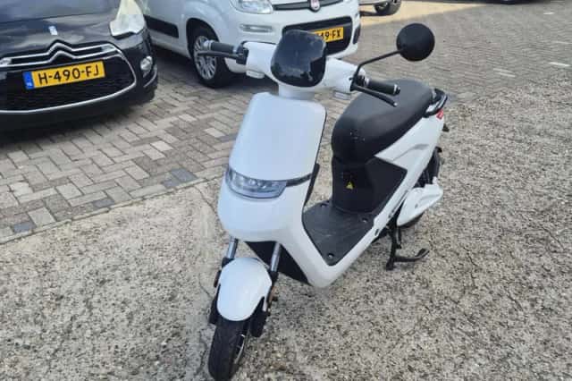 Wlie Snorscooter e-S1 handig klein electrische scootertje accu goed (2020) thumbnail 1
