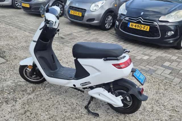 Wlie Snorscooter e-S1 handig klein electrische scootertje accu goed (2020) thumbnail 2