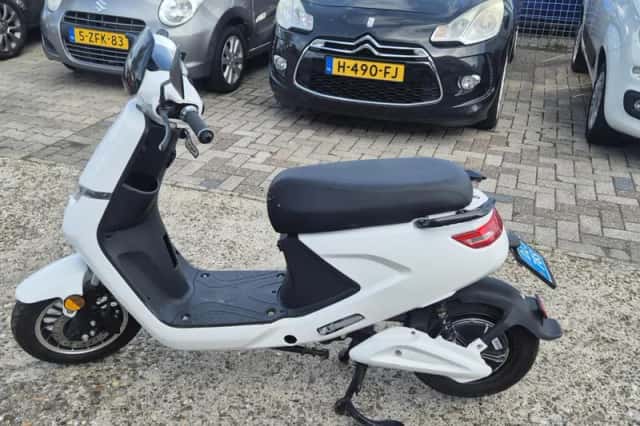 Wlie Snorscooter e-S1 handig klein electrische scootertje accu goed (2020) thumbnail 3