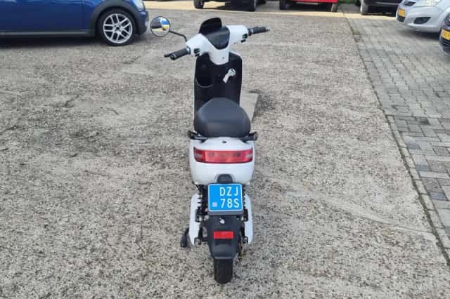 Wlie Snorscooter e-S1 handig klein electrische scootertje accu goed (2020) thumbnail 4
