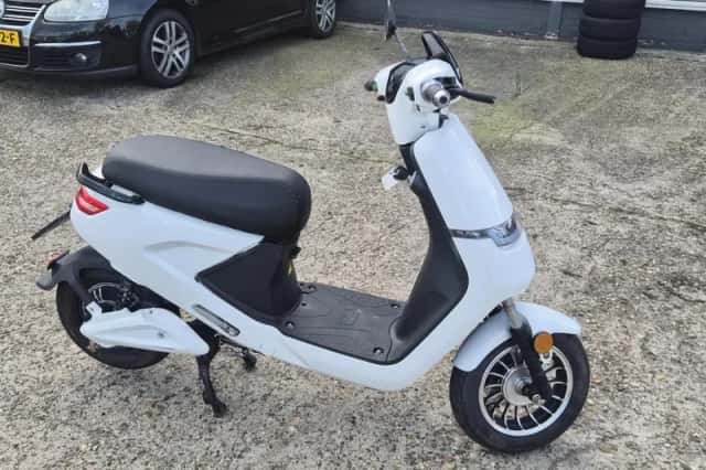 Wlie Snorscooter e-S1 handig klein electrische scootertje accu goed (2020) thumbnail 5