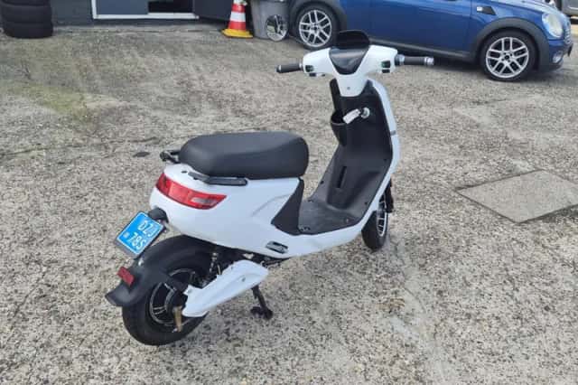 Wlie Snorscooter e-S1 handig klein electrische scootertje accu goed (2020) thumbnail 6