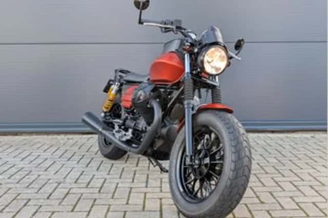 Moto Guzzi V9 Bobber Sport (2019) thumbnail 1