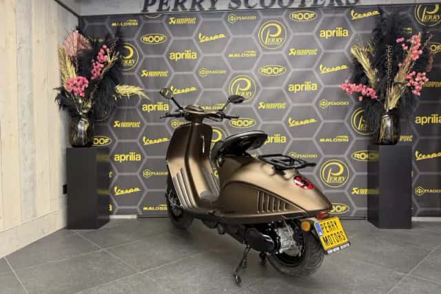 Vespa 946 125 (2026) thumbnail 2