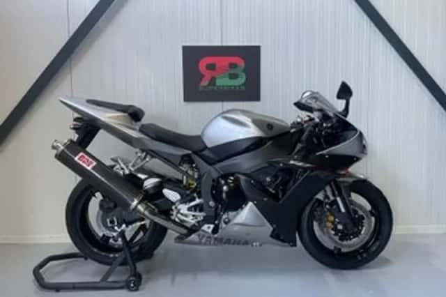 Yamaha YZF 1000 R1 (2002) thumbnail 1