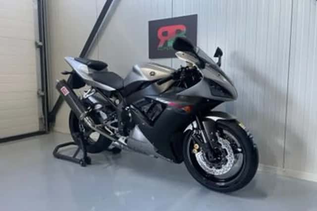 Yamaha YZF 1000 R1 (2002) thumbnail 2