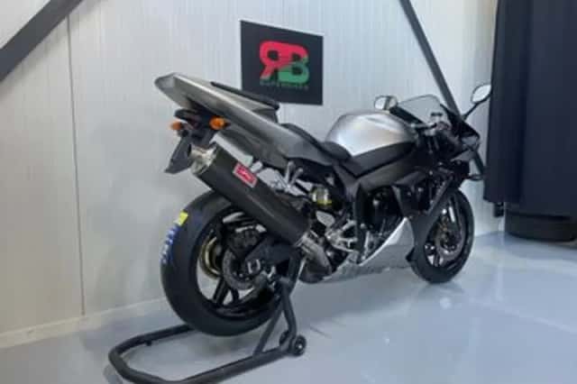 Yamaha YZF 1000 R1 (2002) thumbnail 3