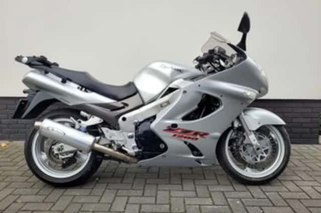 Kawasaki ZZR1200 (2002) thumbnail 1