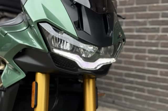 Moto Guzzi V100 Mandello S (2024) thumbnail 2