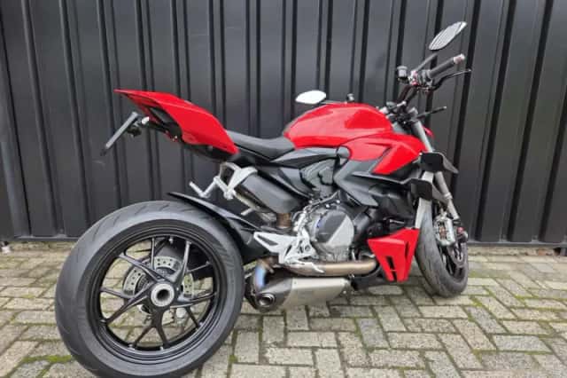 Ducati Streetfighter V2 (2022) thumbnail 4