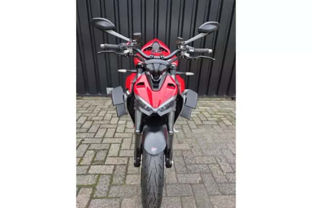 Ducati Streetfighter V2 (2022) thumbnail 5