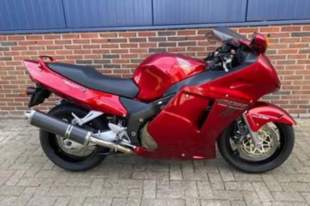 Honda CBR 1100 XX Super Blackbird (1999) thumbnail 2