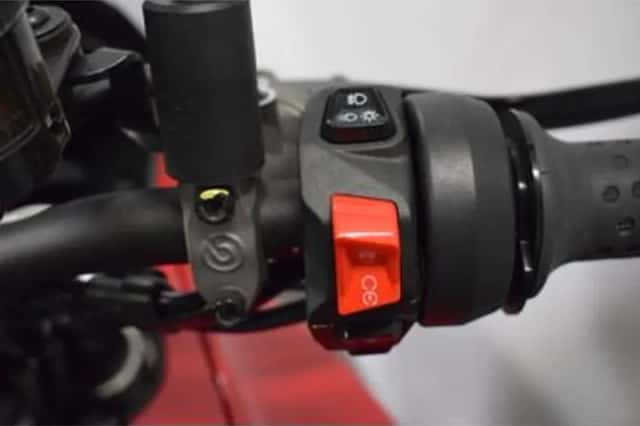 Moto Guzzi V100 Mandello (2023) thumbnail 3