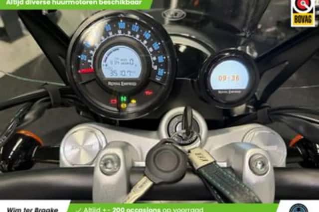Royal Enfield Super Meteor 650 (2025) thumbnail 2