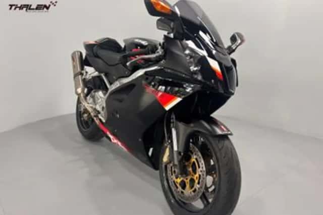 Aprilia RSV 1000 R (2005) thumbnail 3